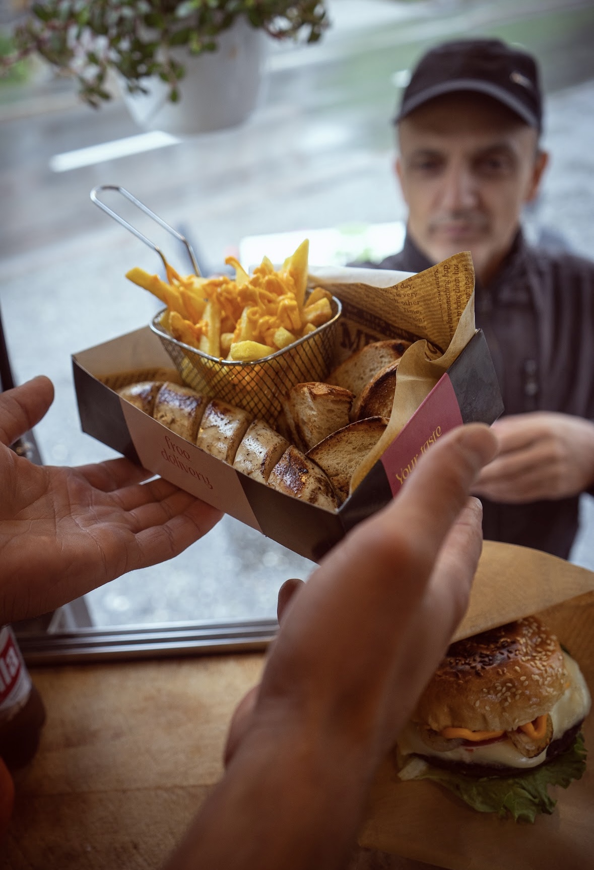 Frisch zubereitetes Streetfood vom Cheesy Engadin Food Truck